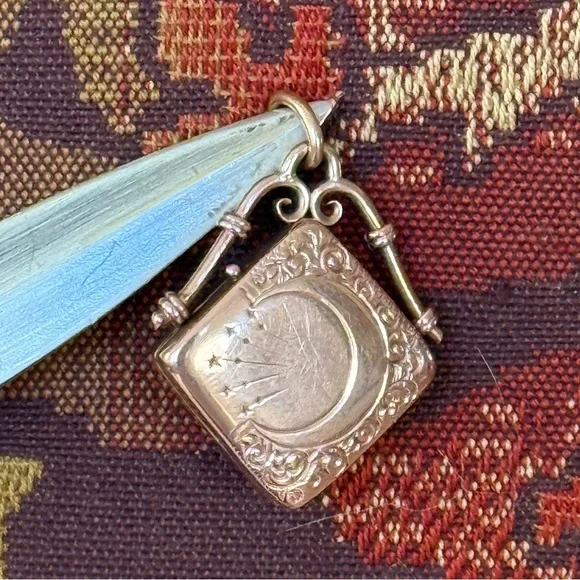 10k Gold Locket Celestial Moon and Stars 4.2g VINTAGE - Picture 5 of 17